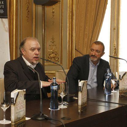 Jorge Fernández Díaz (izquierda) y Arturo Pérez-Reverte, en la Casa de América de Madrid.