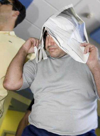 El vigilante forestal detenido por el incendio, tras declarar ayer ante la juez.