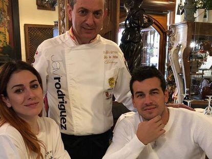 Blanca Suárez y Mario Casas comiendo en un asador en Ávila. 