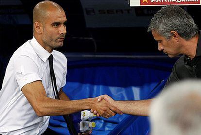 Guardiola y Mourinho se saludan antes del partido de ida de la Supercopa.