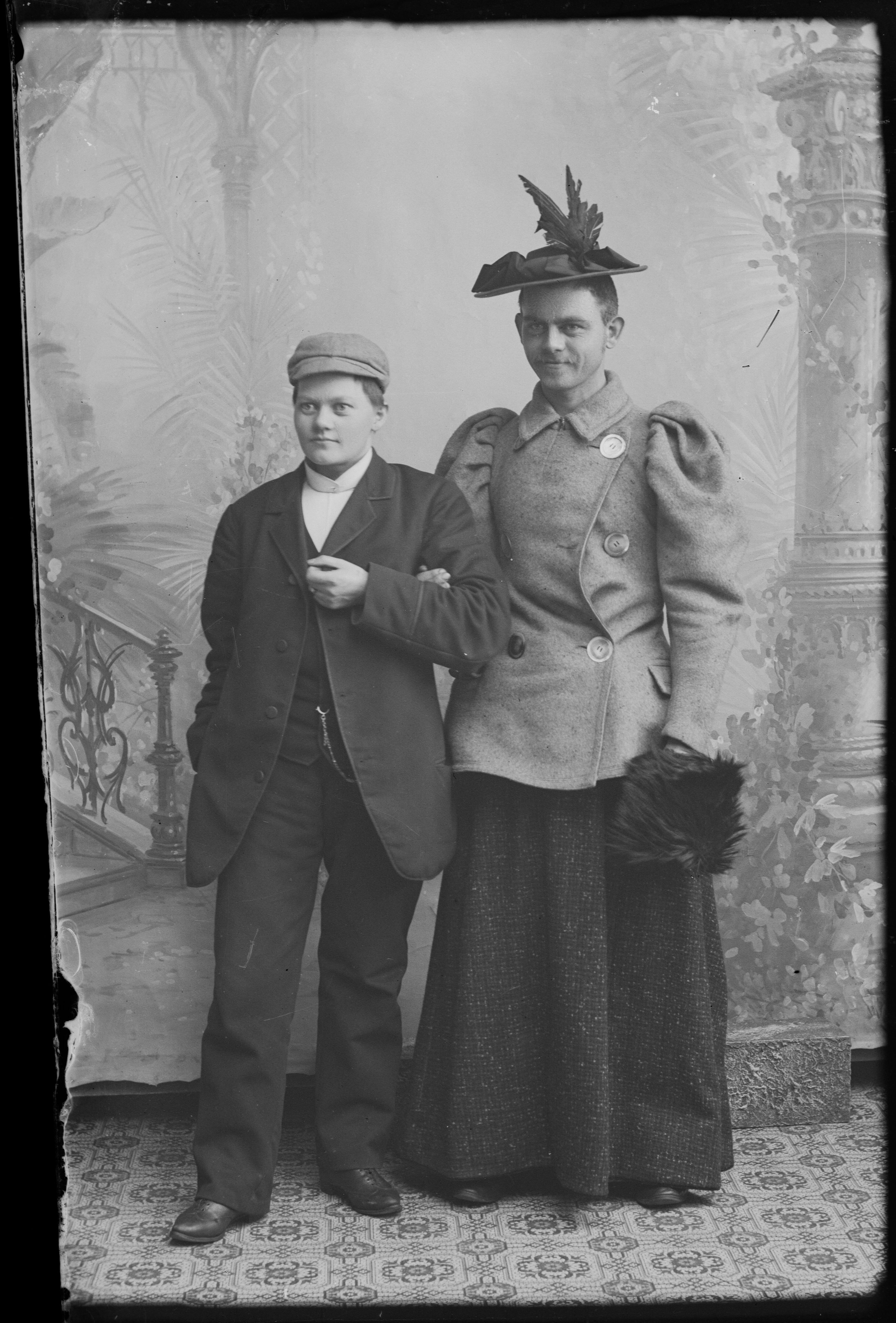 'Marie Høeg con su hermano Karl, travestidos', fotografía de entre 1894 y 1903.