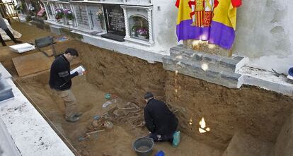 Trabajos de exhumación en Gerena de 17 mujeres fusiladas en 1937 y conocidas como Las 17 rosas.