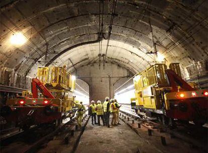 Un grupo de operarios trabaja el sábado de madrugada en el túnel de la estación de Plaza Elíptica.
