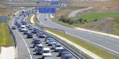 Atasco en la operaci&oacute;n salida de vacaciones, en la salida en Etxebarri- Vi&ntilde;a de la AP- 1 (&Aacute;lava), en 2010.