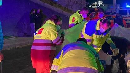 Imagen de los sanitarios atendiendo a la víctima de Cercedilla, que acabó muriendo por la puñalada que recibió.