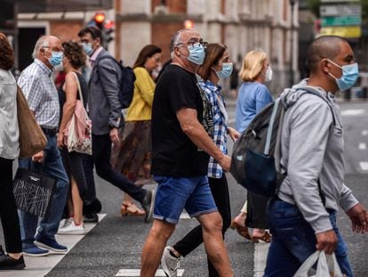 Un grupo de ciudadanos cruza una calle, la semana pasada en Bilbao.