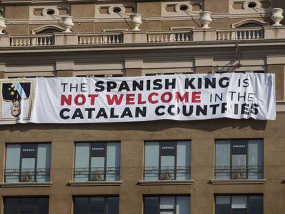 Pancarta contra el Rey Felipe VI, en el homenaje en Barcelona a las víctimas del 17-A.