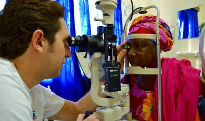 El doctor Álvarez-Rementería, de la Fundación Rementería, examina a Anta Ndiaye para diagnosticar su caso en Senegal.