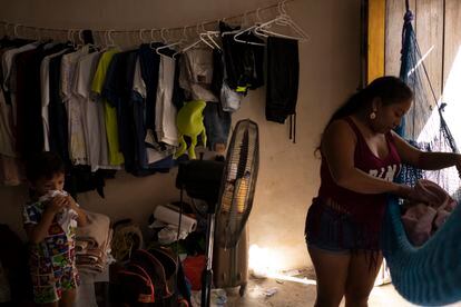 Erika, su hija Yelena de 3 meses y su hijo Daniel de 4 años viven en un predio invadido en el centro de Tulum, Quintana Roo.  