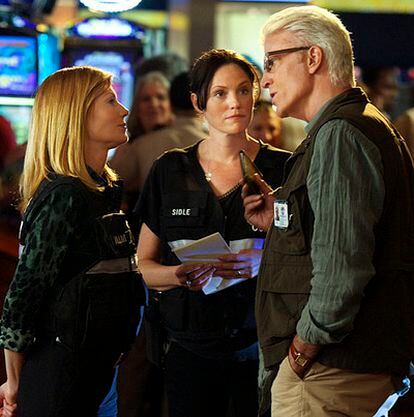 Marg Helgenberger, Jorja Fox y Ted Danson en el rodaje de CSI Las Vegas