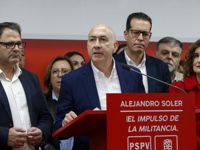 El secretario general de los socialistas de la provincia de Alicante y diputado en el Congreso, el ilicitano Alejandro Soler (centro), durante su anuncio en la sede del PSPV-PSOE de Elche de su candidatura a secretario general, rodeado de algunos político que lo apoyan.