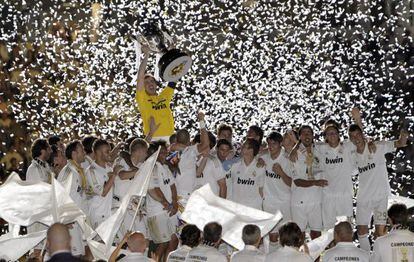 Iker Casillas levanta la copa de campe&oacute;n de Liga 