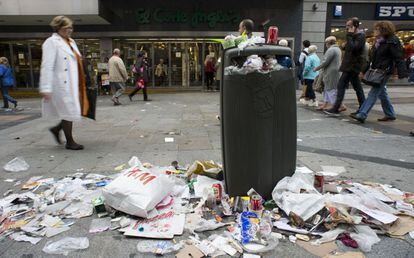 La céntrica calle de Preciados se llena de basura, durante la tercera jornada de los trabajadores del servicio de limpieza de Madrid, 7 de noviembre de 2013.