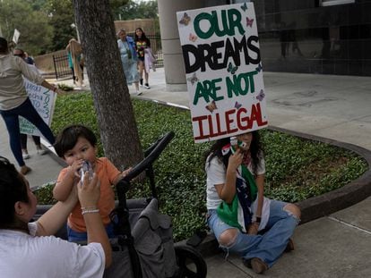 Manifestantes en favor del programa DACA ante un tribunal de Texas