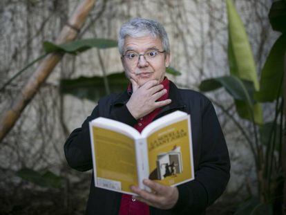 M&agrave;rius Serra, sosteniendo ayer su &#039;La novel&middot;la de Sant Jordi&#039;. 