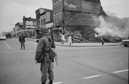 Un soldado vigila una calle de Washington DC poco despu&eacute;s de los altercados tras el asesinato de Martin Luther King en 1968.