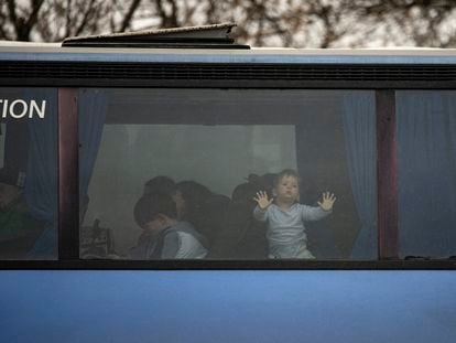 Un niño en la ventana del autobús, este viernes, en el paso fronterizo de Porubne para cruzar a Rumanía.