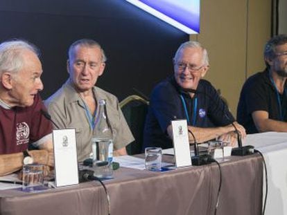 El Nobel de Qu&iacute;mica Harold Kroto, Walter Cunningham y Charlie Duke, de izquierda a derecha, durante la rueda de prensa. 