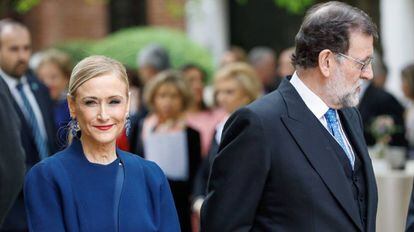 El presidente del Gobierno, Mariano Rajoy, junto a la presidenta de la Comunidad de Madrid, Cristina Cifuentes, en la Universidad de Alcalá de Henares.