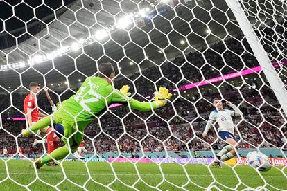 El jugador inglés Phil Foden marca el segundo gol de Inglaterra. (AP Photo/Frank Augstein)