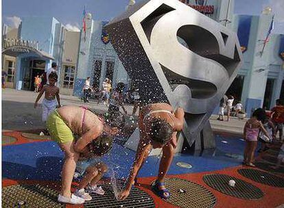 La plaza de Superman, en el Parque Warner, no es una atracción, pero divierte.