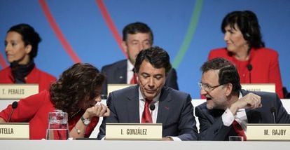 Rajoy (derecha), Gonz&aacute;lez y Botella, durante la presentaci&oacute;n de la candidatura.