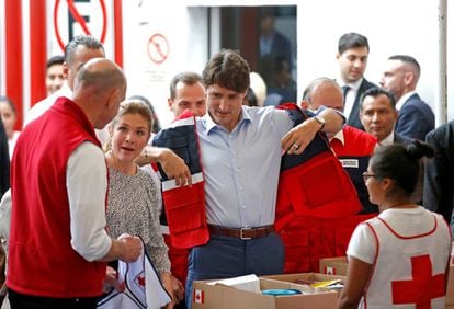 Trudeau ha utilizado el uniforme de la Cruz Roja mexicana en su visita a su sede en Polanco, que ha sido un centro clave en el acopio de víveres para las víctimas de los seísmos.