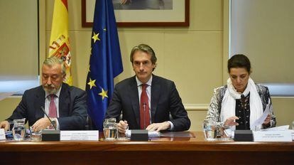 Íñigo de la Serna, ministro de Fomento, durante la reunión entre sindicatos y patronal de la estiba.