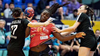Lysa Tchaptchet durante el partido de España frente a Kazajistán, en el mundial de balonmano.
