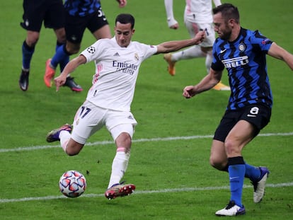 Lucas Vázquez dispara ante De Vrij durante el Inter-Real Madrid del pasado miércoles en San Siro.