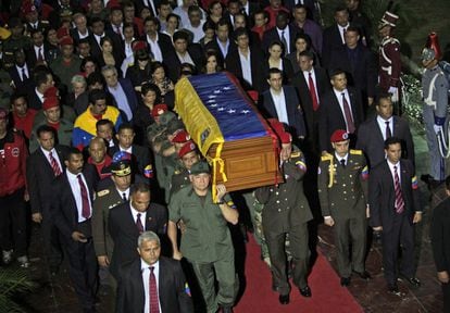 Llegada del féretro con los restos mortales de Hugo Chávez a la Academia Militar de Caracas donde permanecerá la capilla ardiente del presidente venezolano.