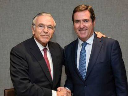 El presidente de la CECA y de la Fundación Bancaria “la Caixa”, Isidro Fainé, y el presidente de la CEOE, Antonio Garamendi