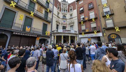 Un momento de la protesta este viernes en la plaza del Ayuntamiento de Berga.