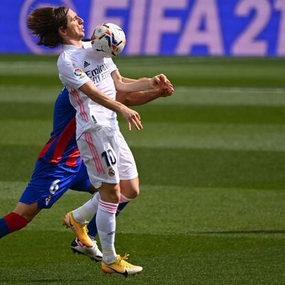 Luka Modric se hace con el control del balón.