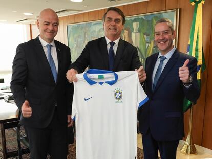 Jair Bolsonaro, acompañado del presidente de la FIFA, Gianni Infantino, y el de la Federación Brasileña de Fútbol, Rogério Caboclo, en 2019.