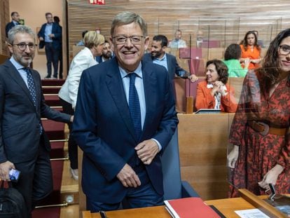 Ximo Puig, a su llegada a las Cortes Valencianas, entre el consejero de Hacienda, Arcadi España, y la vicepresidenta Aitana Mas.