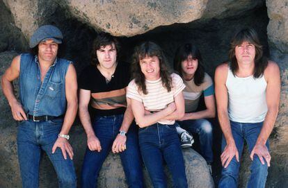 Los integrantes del grupo AC/DC, de izquierda a derecha, Brian Johnson, Simon Wright, Angus Young, Malcolm Young y Cliff Williams posa después de un concierto en Hollywood en 1985.