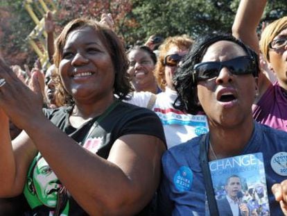 Varias simpatizantes de Obama asisten a su mitin en Richmond (Virginia).