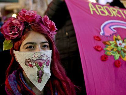 Una participante de la manifestación a favor de la legalización del aborto en Santiago (Chile).