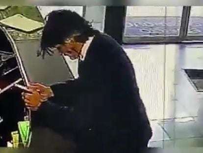 Hernán Roberto Franco tras ser atacado en el Parque de la 93, Bogotá, el 21 de febrero 2024, visto en cámaras de seguridad.