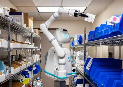 Moxi recogiendo suministros del almacén del hospital. Uno de los datos quue inspiró a Andrea THomaz a crear este robot enfermero fue el número de horas que el personal de enfermería dedicaba a hacer recados en el hospital. |