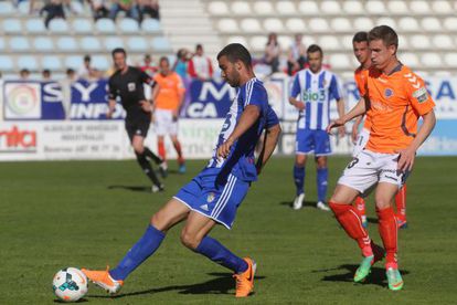 Una de las jugadas en el partido del Deportivo Alavés en Ponferrada.