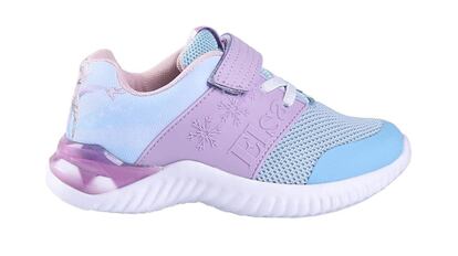 Zapatillas blancas para niños con velcro sobre fondo azul