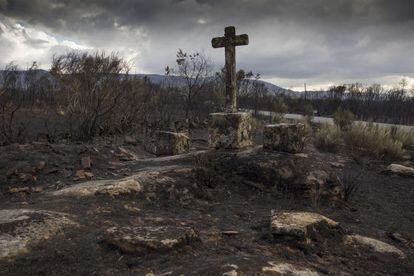 Terreno devastado tras el incendio de Cualedro, el mayor del a&ntilde;o en Galicia.