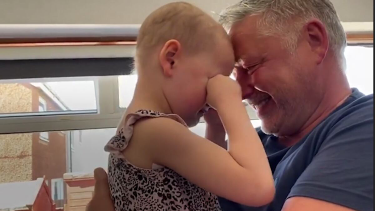 El emocionante abrazo de un padre a su hija enferma de cáncer, separados  por la covid-19 | Vídeos | EL PAÍS