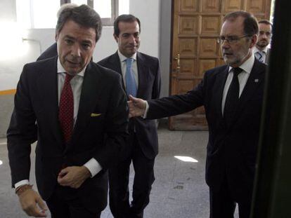 A la derecha, Francisco Javier Vieira, presidente del Tribunal Superior de Madrid, con Ignacio González, presidente de la Comunidad. Detrás, el consejero de Justicia, Salvador Victoria.