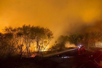Las llamas cercan la población de Niñodaguia, en el municipio de Baltar (Ourense), el pasado verano.