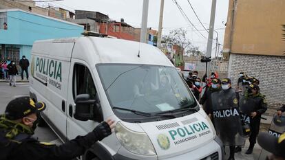 La policía traslada los restos mortales de Abimael Guzmán a la morgue en Lima, este mes.