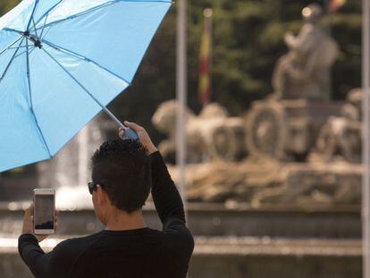 Una mujer se hace un 'selfie' en Madrid.
