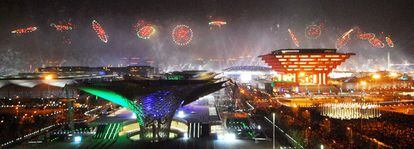 Los fuegos artificiales iluminan el cielo de Shanghai durante la ceremonia de inauguración de la Exposión Universal, que ha batido en tamaño y coste todos los récords anteriores.